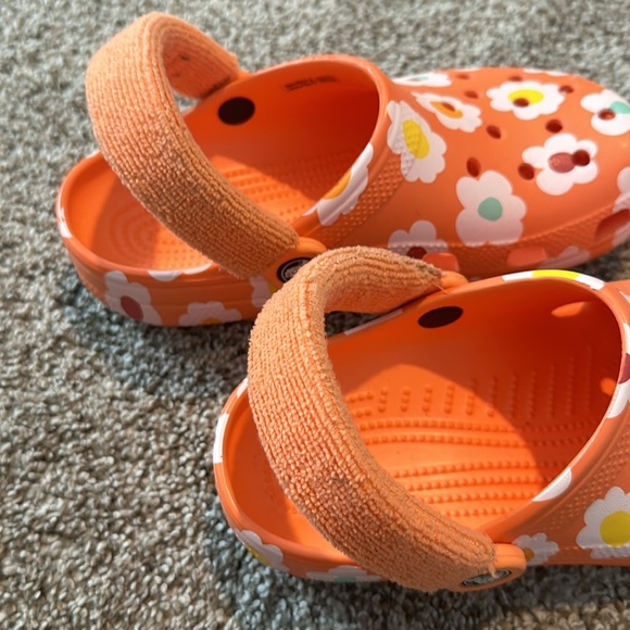 Girls size 4 crocs - Picture 3 of 3